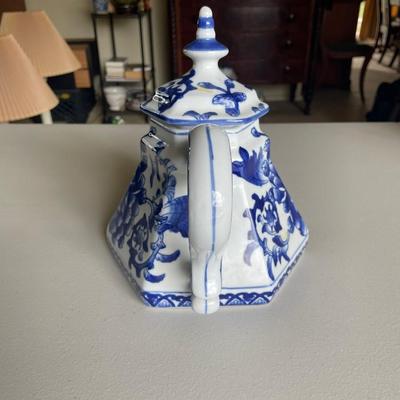 The Bombay Company Chinese Porecelain Blue and White Tea Pot
