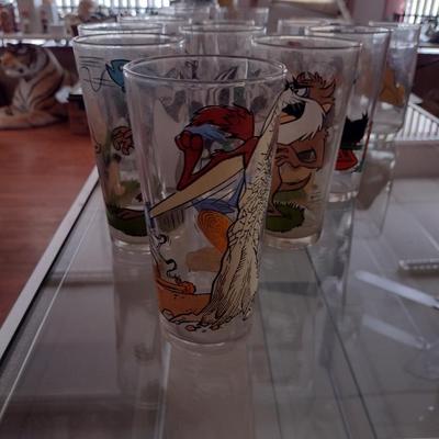 Collection of Vintage Looney Tunes and Smurfs Drinking Glasses- 14 Pieces