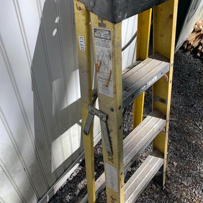 Husky 4â€™ Fiberglass Ladder