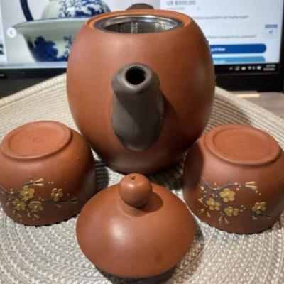 Vintage Chinese Yixing Clay Teapot w/2 Cups in VG Preowned Condition.