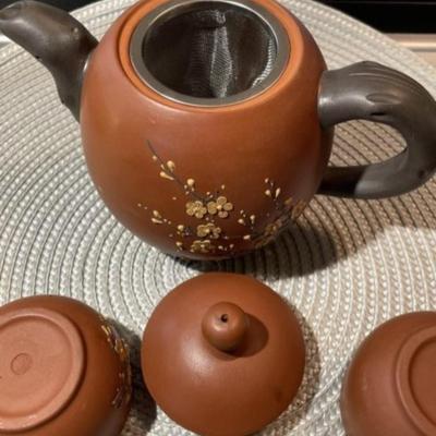 Vintage Chinese Yixing Clay Teapot w/2 Cups in VG Preowned Condition.