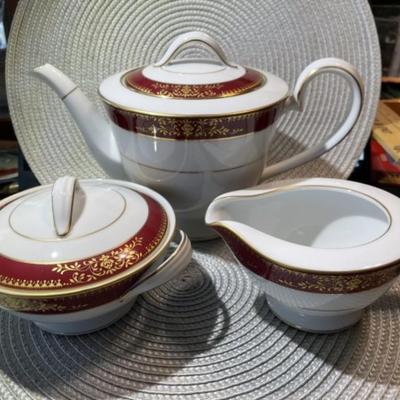 Vintage 3-Piece Noritake Goldmere Pattern Tea Pot, Sugar, & Creamer in Pristine Preowned Condition. (Teapot is 10