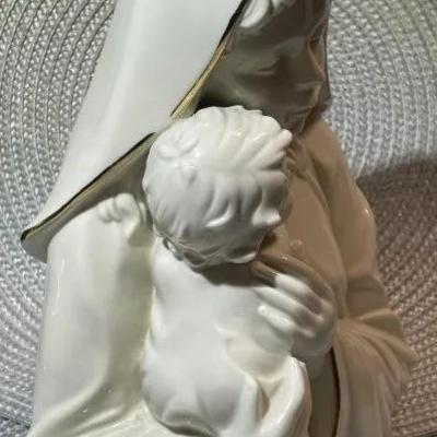 Mikasa Porcelain Madonna and Child Figurine #FK001-950 7" Tall in Good Preowned Condition.