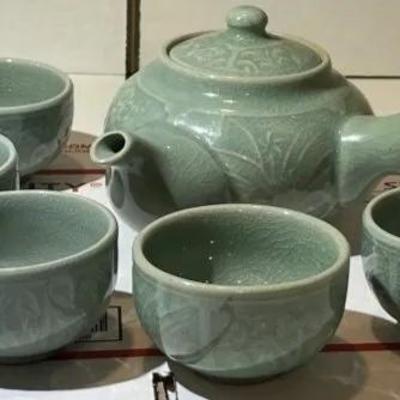 Vintage Korean Celadon Porcelain 6-Piece Tea Set Teapot & 5 Cups as Pictured.