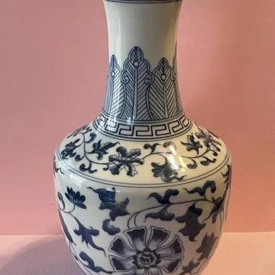 Vintage Chinese Peony Vase 6-Charater Marking w/Double Circles 8