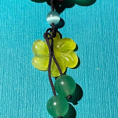 Vintage Asian Jadeite Prayer Bead Stretch Bracelet in VG Preowned Condition as Pictured.