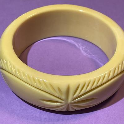 Vintage Lucite/Resin Fashion Bangle Bracelet 1" Wide Standard Size 7" Wrist in VG Preowned Condition.