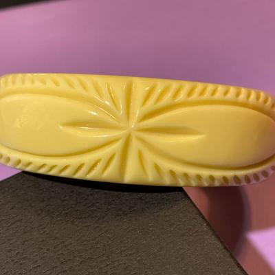 Vintage Lucite/Resin Fashion Bangle Bracelet 1" Wide Standard Size 7" Wrist in VG Preowned Condition.