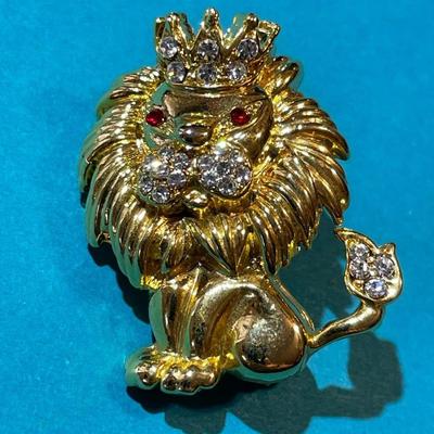 Vintage Fashion Lion Pin/Brooch in VG Preowned Condition as Pictured.