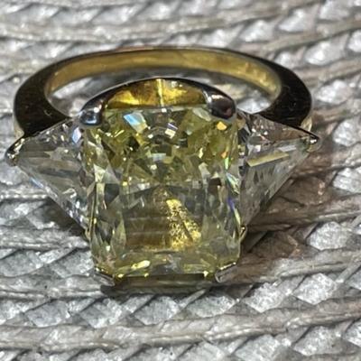 Vintage Gold-toned 3-Stone Fashion Cocktail Ring Size-7 in Good Preowned Condition.