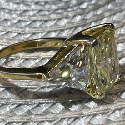 Vintage Gold-toned 3-Stone Fashion Cocktail Ring Size-7 in Good Preowned Condition.