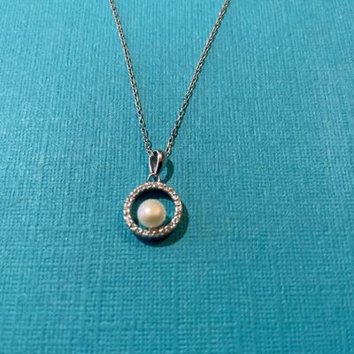 Vintage Carolyn Pollack Dainty Sterling Silver 18" Crystal/Pearl Pendant w/Necklace in VG Preowned Condition.