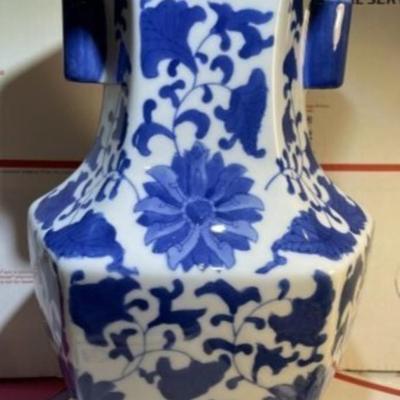 20th Century Chinese Vase Decor 13.5