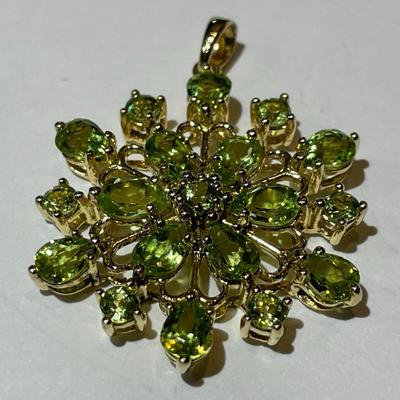 Gold-toned Sterling Silver .925 Peridot Snowflake Pendant in VG Preowned Condition.
