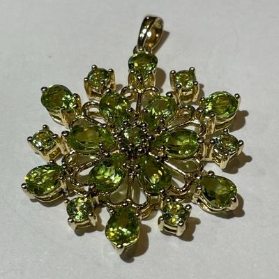 Gold-toned Sterling Silver .925 Peridot Snowflake Pendant in VG Preowned Condition.