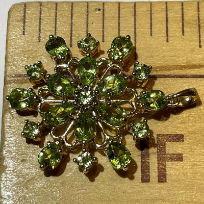 Gold-toned Sterling Silver .925 Peridot Snowflake Pendant in VG Preowned Condition.