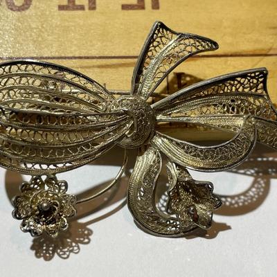Vintage/Antique Estate Filigree .800/.900 Silver Flower Pin/Brooch in VG Preowned Condition.