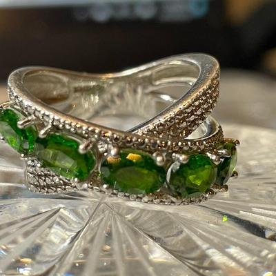 Vintage Estate Sterling Silver .925 Green Stone Ring Size 7 in Good Preowned Condition.