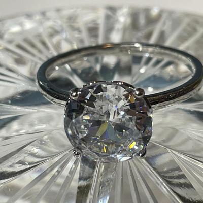 Vintage Estate .925 Sterling Silver Size 9 CZ Engagement Ring in VG Preowned Condition.