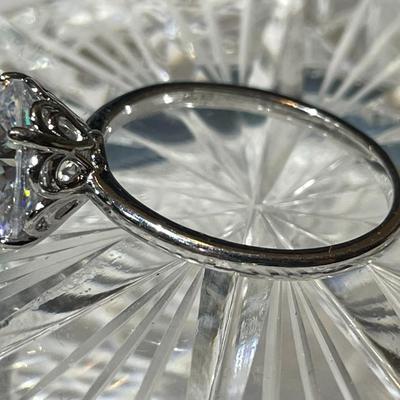 Vintage Estate .925 Sterling Silver Size 9 CZ Engagement Ring in VG Preowned Condition.