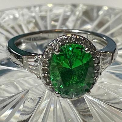 Vintage Estate .925 Sterling Silver Green Stone CZ Ring Size 8 in Very Good Preowned Condition.
