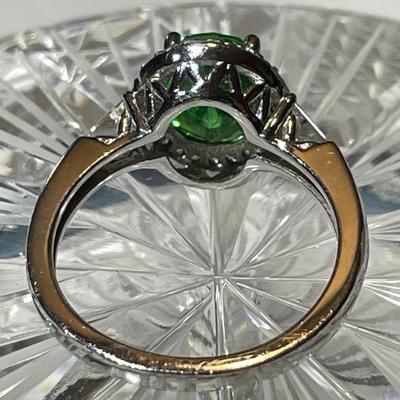 Vintage Estate .925 Sterling Silver Green Stone CZ Ring Size 8 in Very Good Preowned Condition.