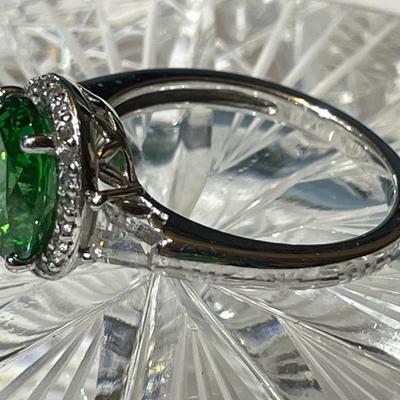 Vintage Estate .925 Sterling Silver Green Stone CZ Ring Size 8 in Very Good Preowned Condition.