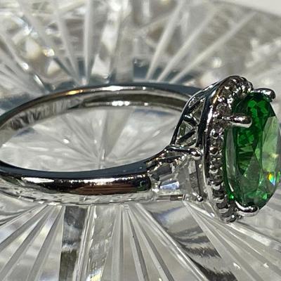 Vintage Estate .925 Sterling Silver Green Stone CZ Ring Size 8 in Very Good Preowned Condition.