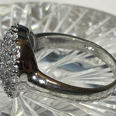 Vintage Estate .925 Sterling Silver Heart Shaped CZ Ring Size 7 in Very Good Preowned Condition.