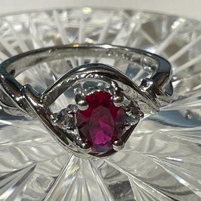 Vintage Estate .925 Sterling Silver Red Stone CZ Ring Size 7 in Very Good Preowned Condition.