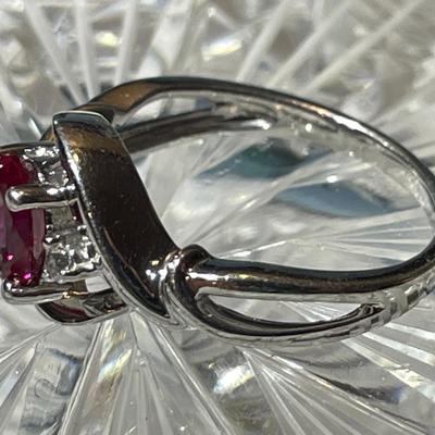 Vintage Estate .925 Sterling Silver Red Stone CZ Ring Size 7 in Very Good Preowned Condition.
