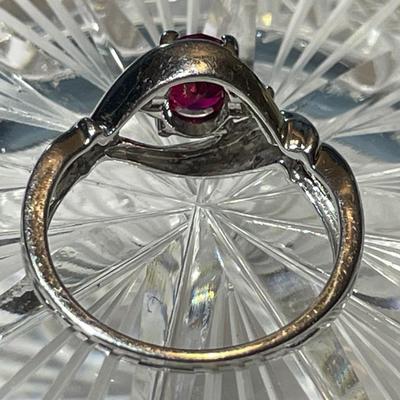 Vintage Estate .925 Sterling Silver Red Stone CZ Ring Size 7 in Very Good Preowned Condition.