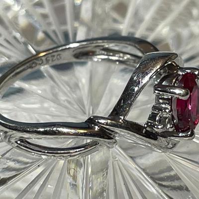 Vintage Estate .925 Sterling Silver Red Stone CZ Ring Size 7 in Very Good Preowned Condition.
