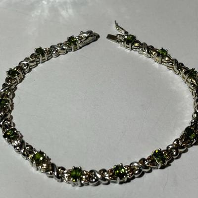Vintage Estate .925 Sterling Silver Peridot Tennis Bracelet 7.5" Long in VG Preowned Condition as Pictured.