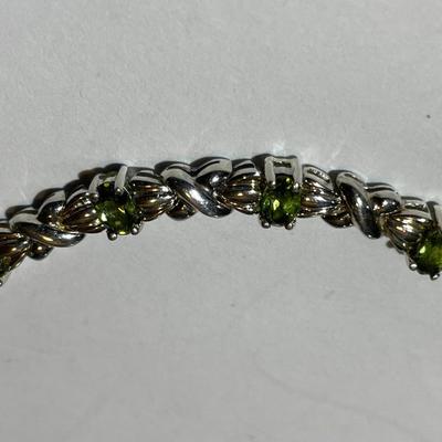 Vintage Estate .925 Sterling Silver Peridot Tennis Bracelet 7.5" Long in VG Preowned Condition as Pictured.
