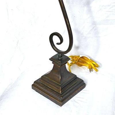 Metal Scroll Design Table Lamp