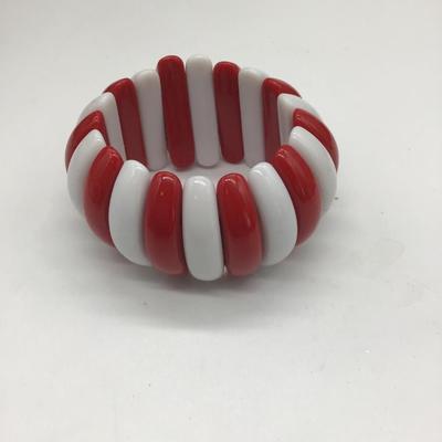 Adjustable red and white bracelet