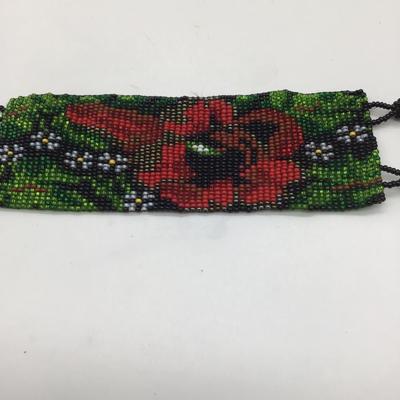 Flower designed beaded bracelet