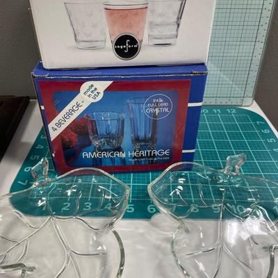 Vintage drinking glasses in box & 2 leaf dishes
