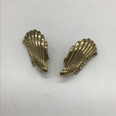 Vintage gold toned clip on earrings