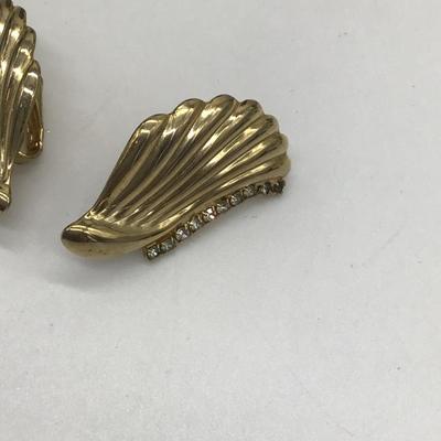 Vintage gold toned clip on earrings