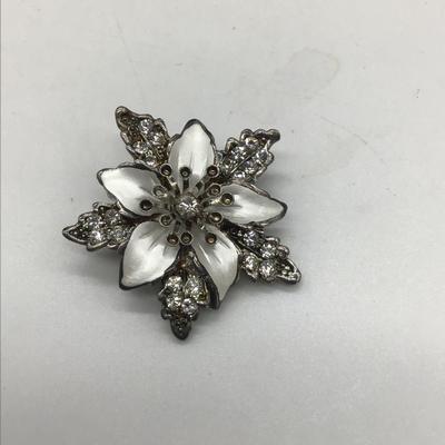 White flower pin