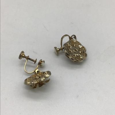 Vintage white flower clip on earrings