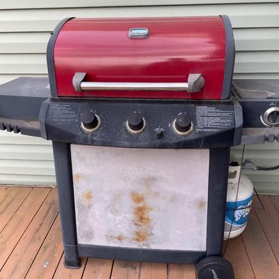 Gas grill with side burner