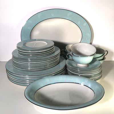 LOT 256D: Castleton China USA Corsage Pattern Dish Set