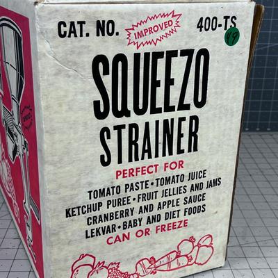 Squeezo Strainer - Functional - THE BOX IS FABULOUS!!!! 
