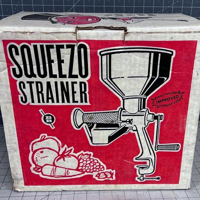 Squeezo Strainer - Functional - THE BOX IS FABULOUS!!!! 