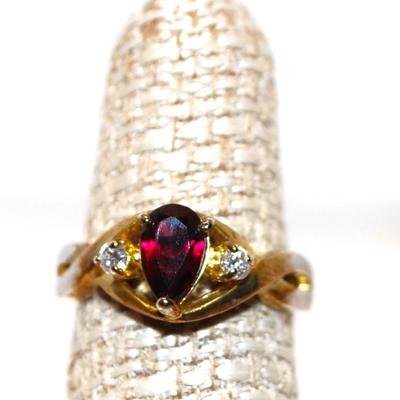Size 6¼ Beautiful 3 Prong Pear Shape Ruby Colored Ring with 2 Side Accent Stones (3.6g)