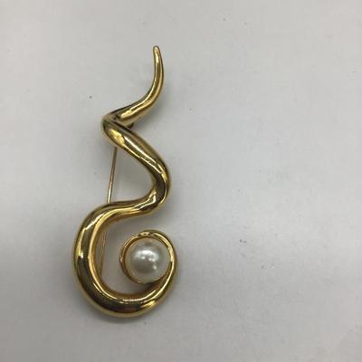 Swirl design gold toned pin