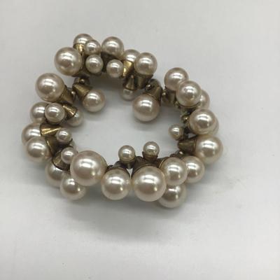 Faux pearls bulky bracelet